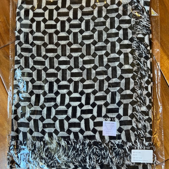 New Auth Chan Luu Harissa Tile Cashmere Silk Scarf Color: Black - Picture 4 of 4